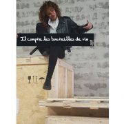 Il compte les bouteilles de vin